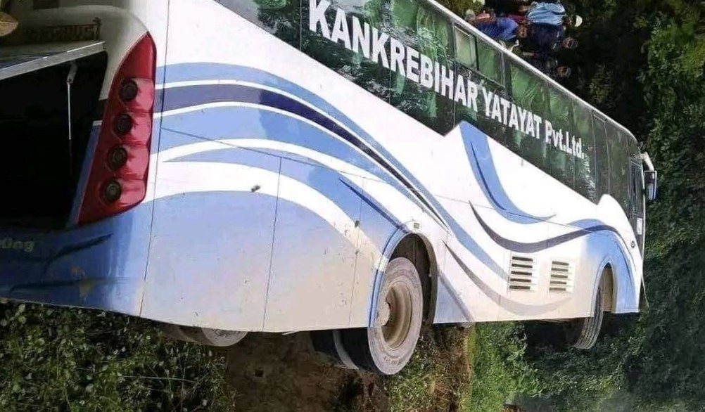 काठमाडौंबाट सुर्खेत जाँदै गरेको बस दाङमा दुर्घटना