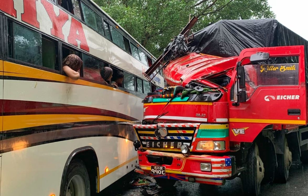 मुग्लिन-नारायणगढ सडकखण्डको सिमलतालमा बस र ट्रक जुध्दा ३ जना घाइते