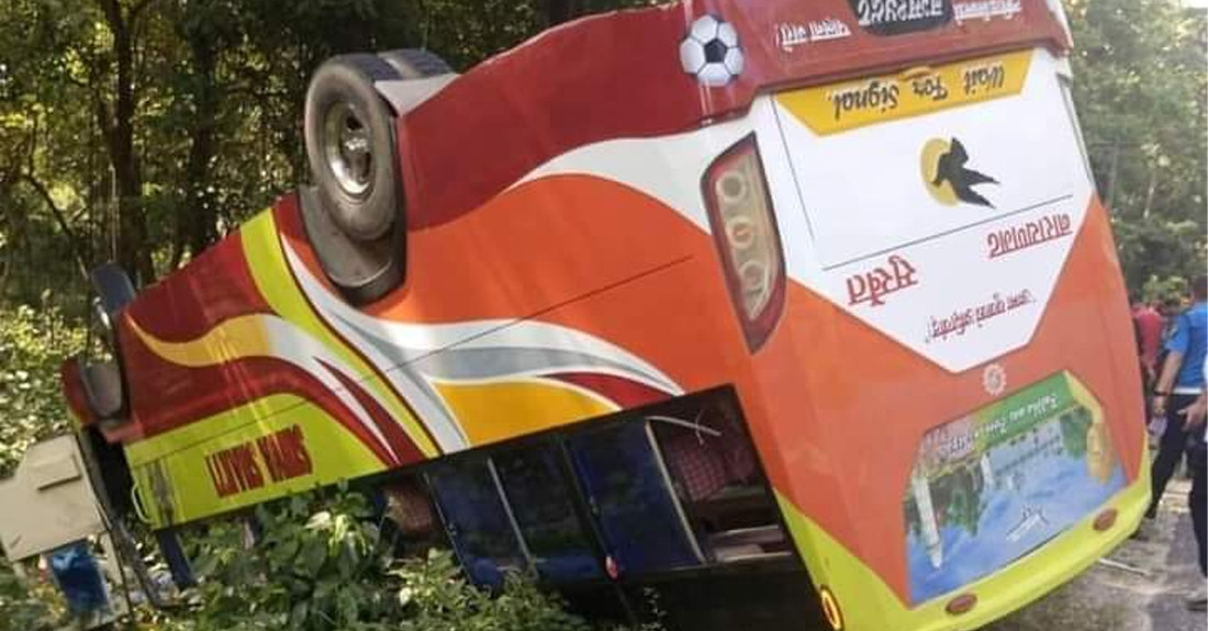 कपिलवस्तुको बनकबासामा बस दुर्घटना, २६ जना घाइते