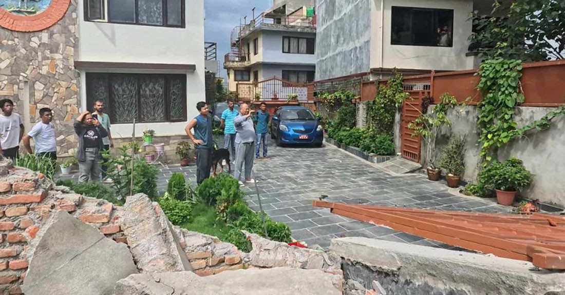 अख्तियारकी आयुक्तको घरको कम्पाउन्डमा ललितपुर महानगरले चलायो डोजर