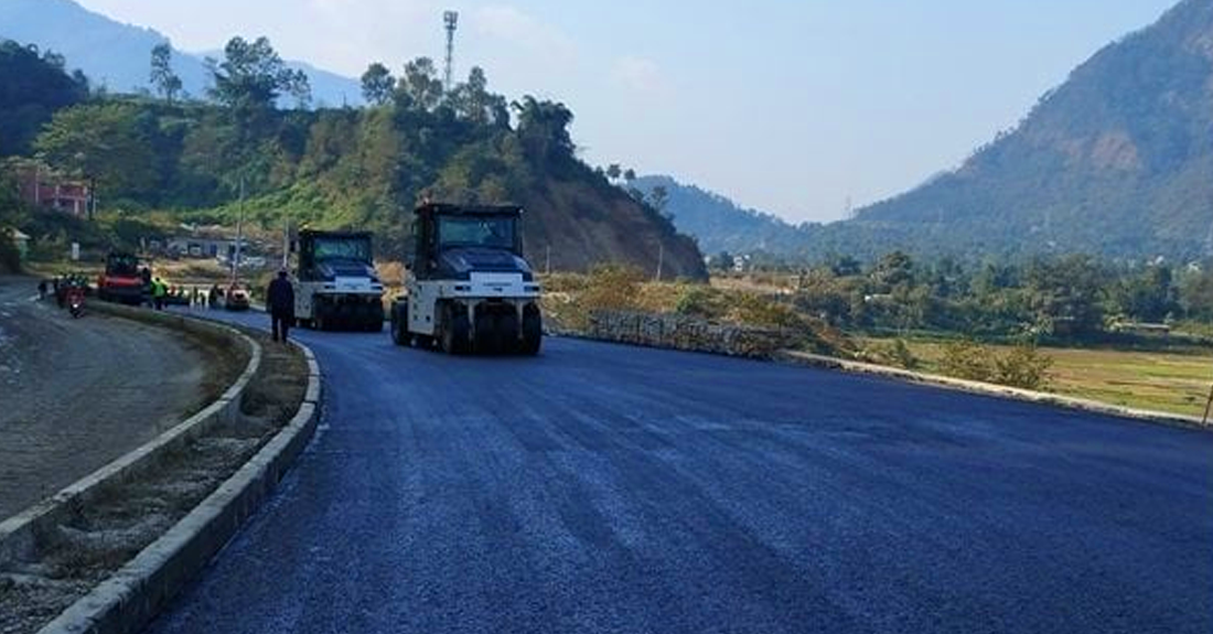 भौतिकमन्त्री दाहालद्वारा निर्माणाधीन मुग्लिन–पोखरा सडक योजना अनुगमन