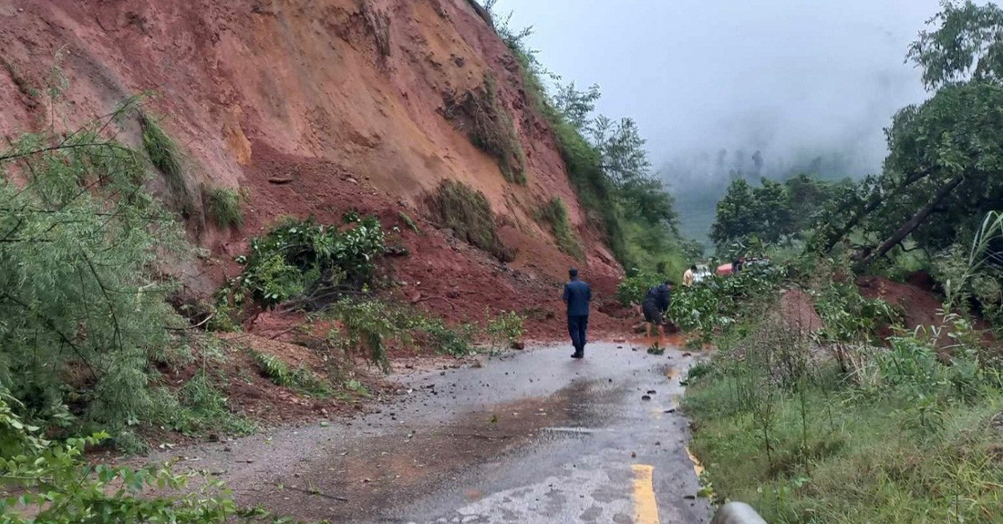 सुक्खा पहिरो खस्दा अरनिको र हेलम्बु राजमार्ग अवरुद्ध