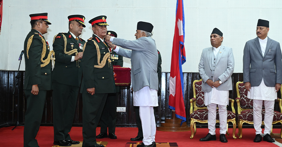 राष्ट्रपतिद्वारा नवनियुक्त प्रधानसेनापतिलाई महारथीको दर्ज्यानी  चिह्न प्रदान