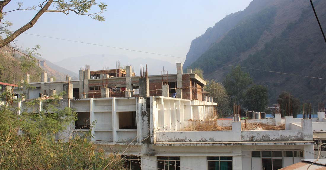 अस्पताल भवन निर्माणमा भएको विलम्बले सेवा प्रभावित