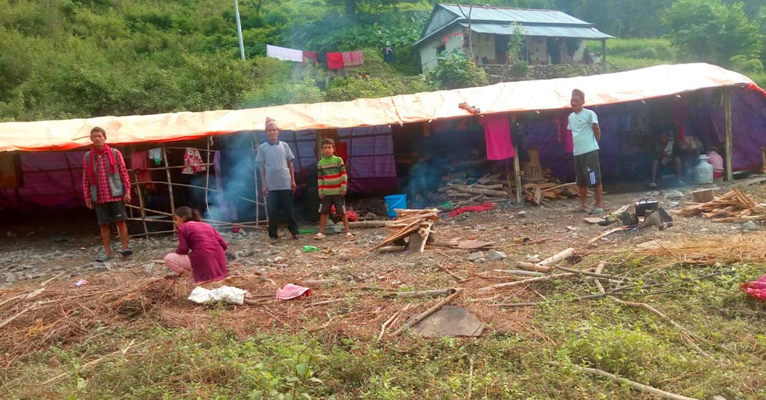 बाढीपहिरोबाट विस्थापित परिवार त्रिपालमुनि