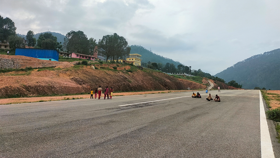 जहाज नआएपछि धावनमार्गमा टिकटक बनाउँछन् युवायुवती