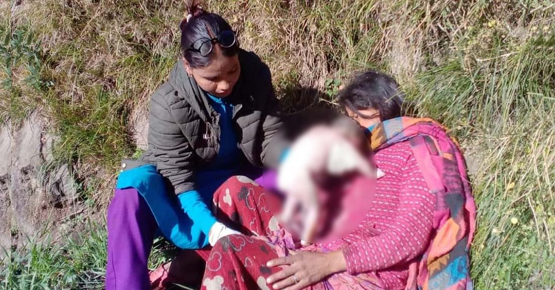 बाजुराकी रोकायाले बाटोमै जन्माइन् बच्चा