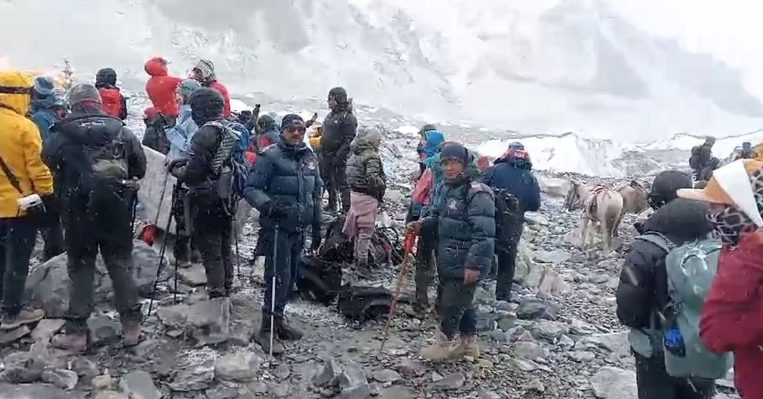 सगरमाथा आधार शिविरमा पर्यटकसँग प्रशासनको अन्तरक्रिया