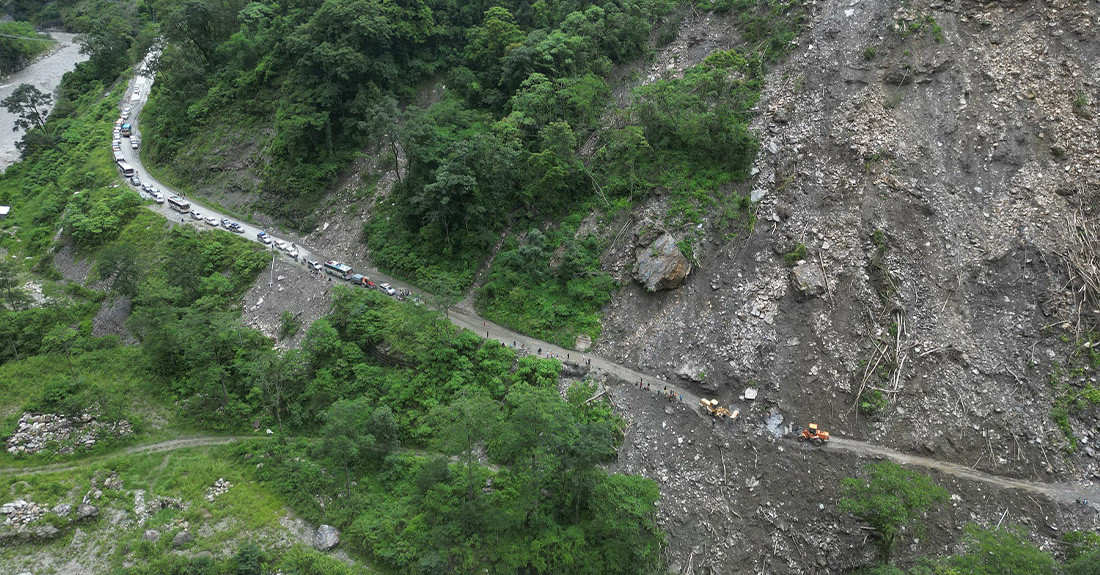 बेनी–जोमसोम सडकको म्याग्दी खण्डमा पहिराेले यातायात प्रभावित
