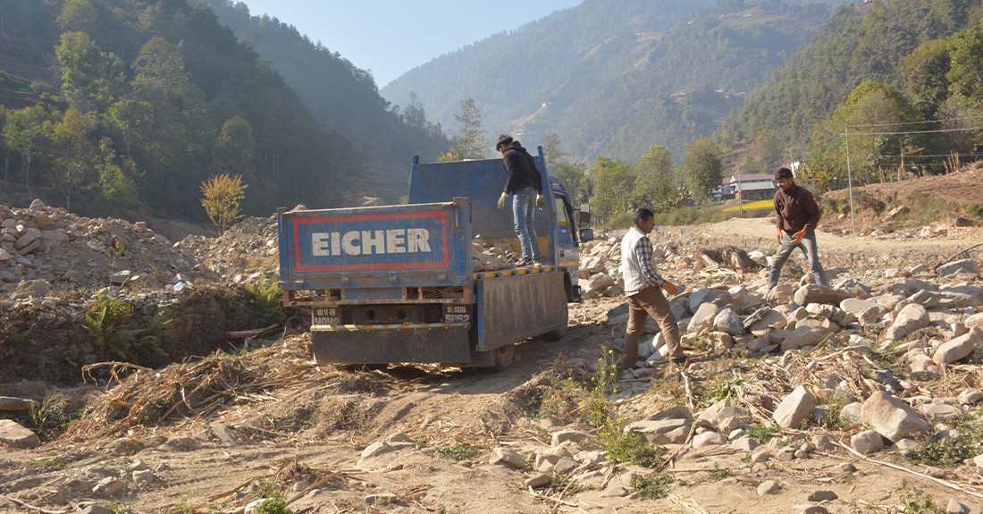 बाढी पसेको जग्गामा ढुंगा पन्छाएर बाली लगाउने तयारी गर्दै बेथानचोकका किसान