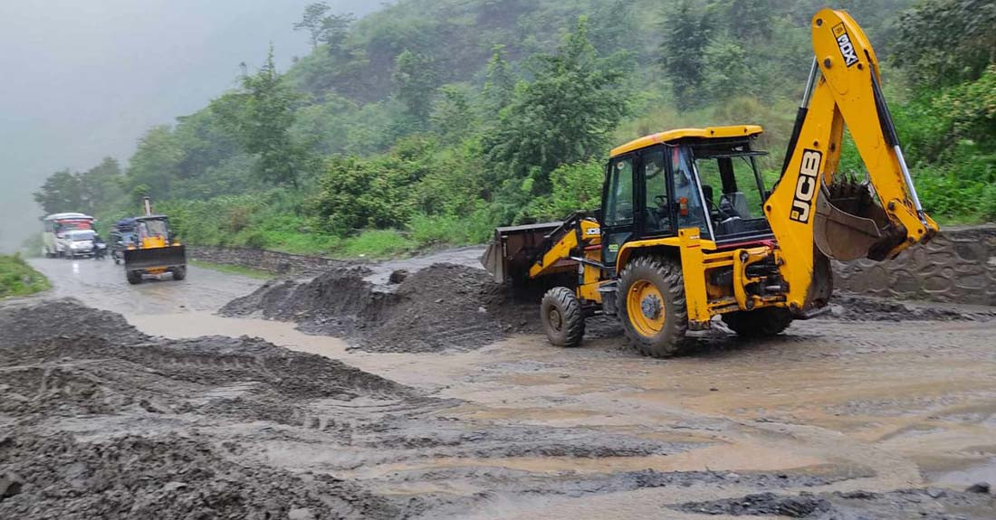 वर्षाका कारण अवरुद्ध बिपी र अरनिकाे राजमार्ग एकतर्फी सञ्चालन