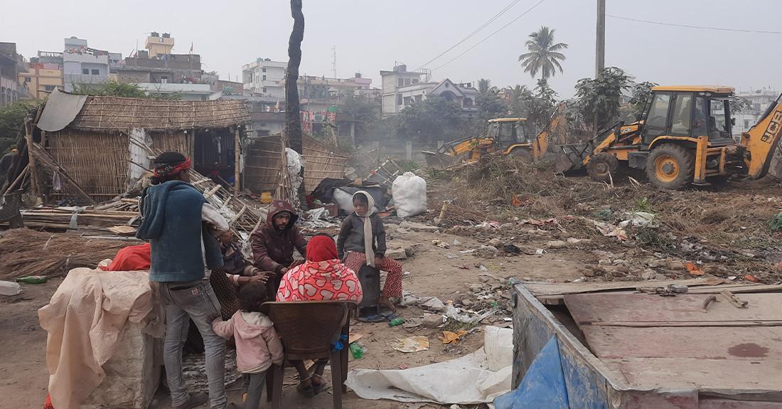 बिपी उद्यानको जग्गा अतिक्रमण गरी बनाइएका संरचनामा महानगरले चलायो डोजर