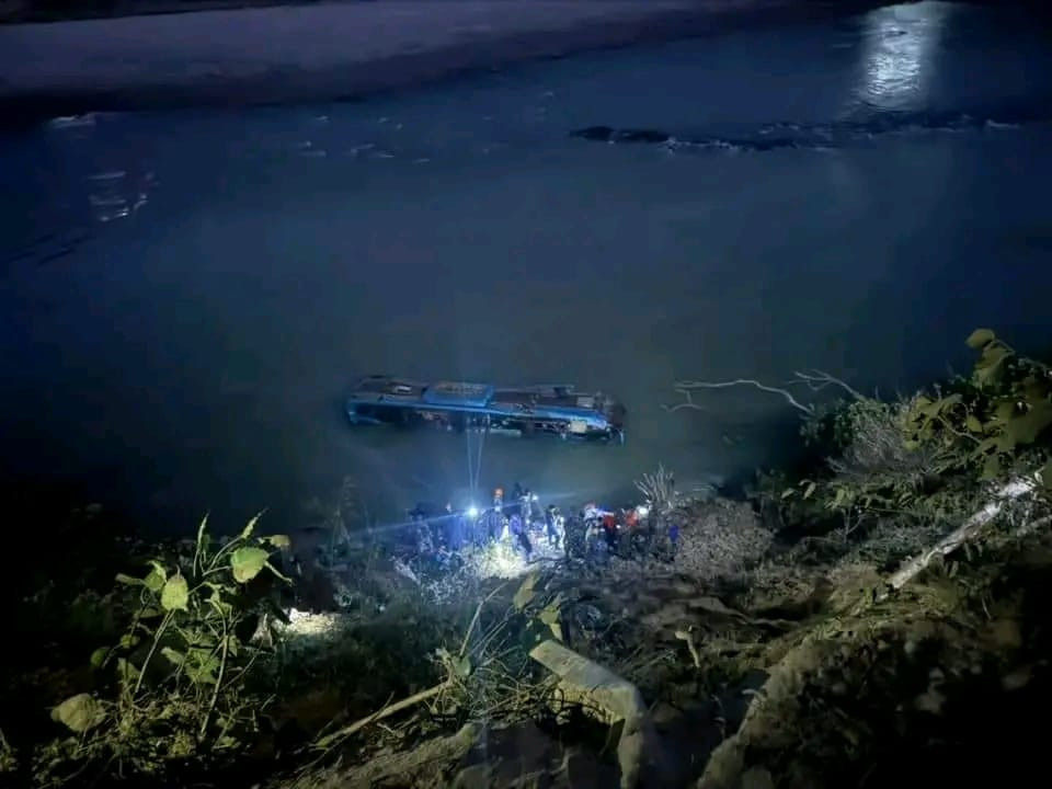 कपिलवस्तुबाट काठमाडौं आउँदै गरेको बस धादिङको घाटबेशीबाट त्रिशूलीमा खस्याे