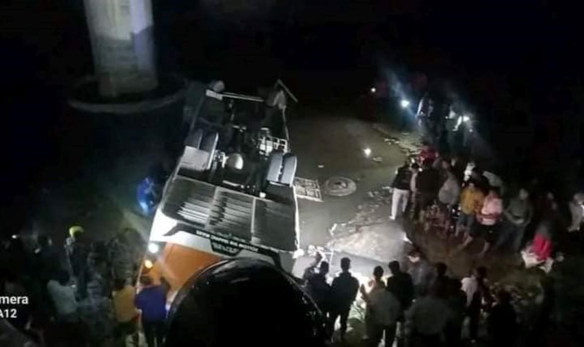 राप्ती नदीमा बस खस्दा १२ जनाको मृत्यु, २२ घाइते