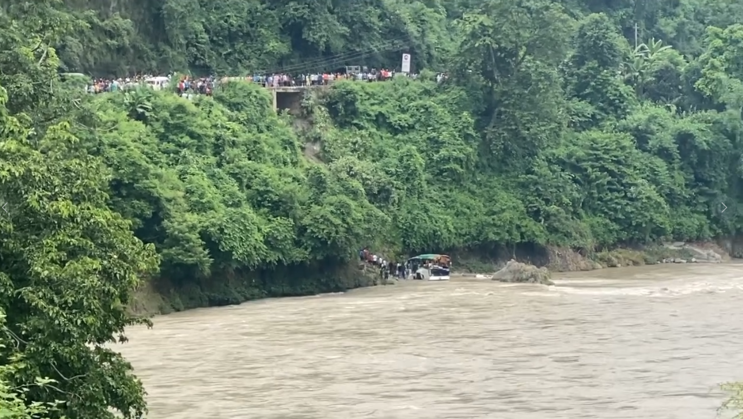 काठमाडौंबाट पोखरा जाँदै गरेको बस त्रिशुलीमा खस्यो