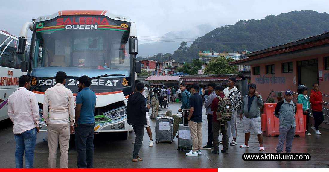 काठमाडाैँबाट गाउँ फर्किनेकाे संख्या बढ्याे, नयाँ बसपार्कमा चहलपहल (तस्विरहरु)