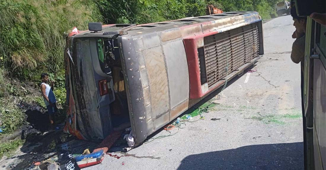 सत्रकिलोमा बसमाथि ढुंगा खस्दा ११ जना घाइते