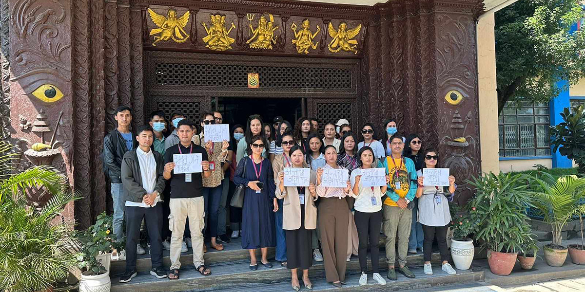 नेपाल एयरलाइन्सकाे केन्द्रीय कार्यालयमा एयरहोस्टेसको धर्ना