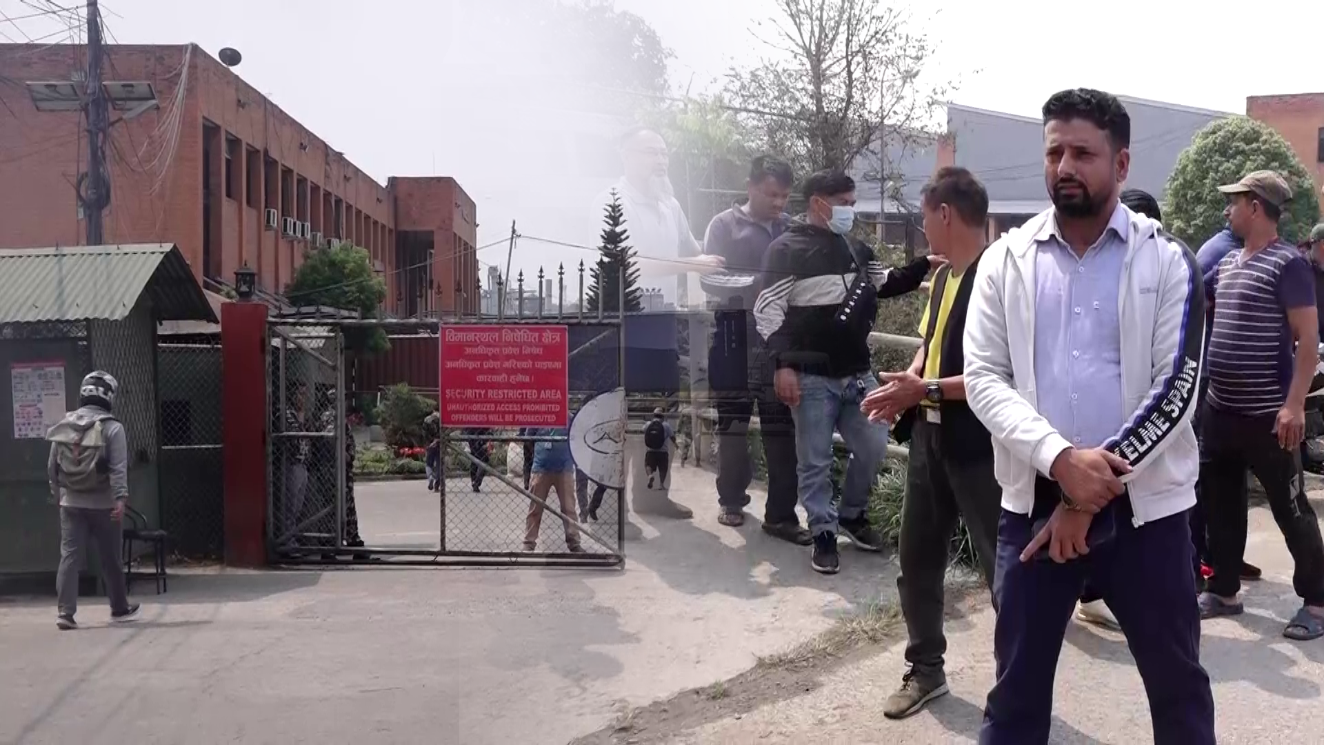 भन्सार कार्यालयको मेशिन बिग्रेको डेढ महिना हुँदा पनि मर्मत नभएको भन्दै कार्गो व्यवसायी आन्दोलित