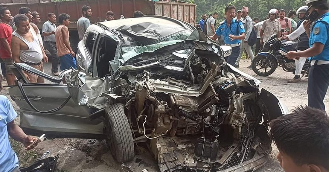 चितवनको फिस्लिङ बजार नजिकै कार र बस ठोक्किदा २० जना घाइते, पाँचजना गम्भीर