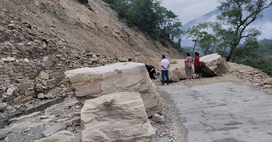 पहिरोका कारण बेँसीसहर–चामे सडक अवरुद्ध