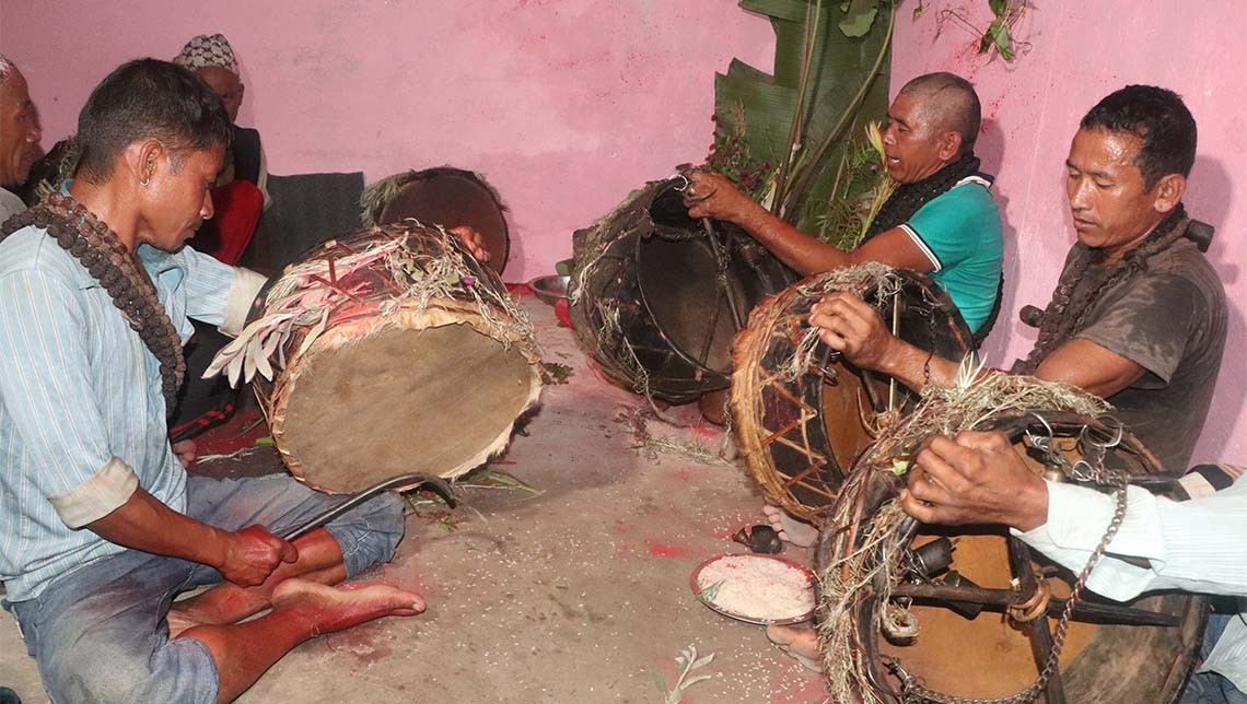 रातभर फलाकेर मनाए प्रकृति पुजक चेपाङले ‘न्वागी’