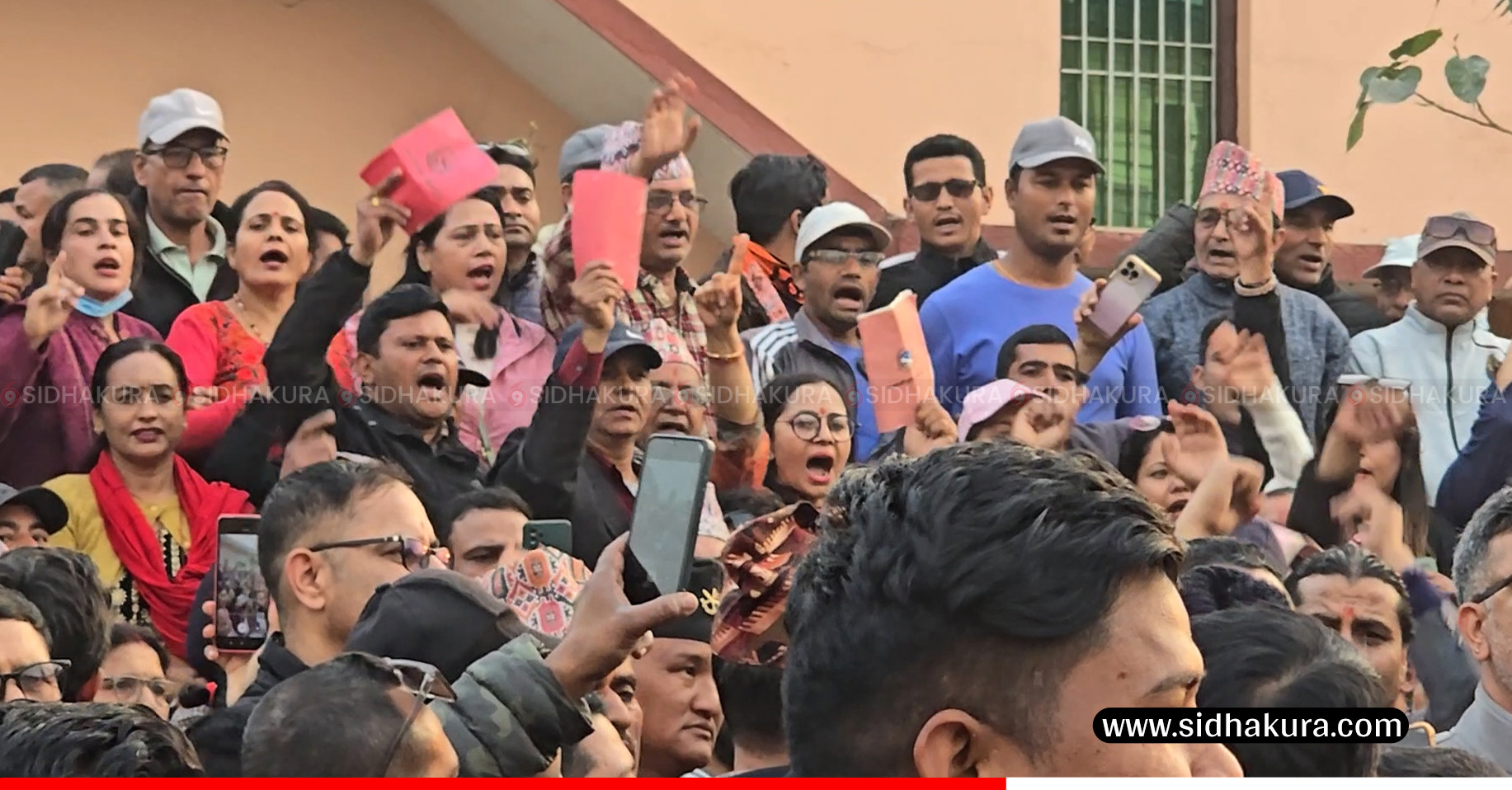 रविको धरौटी बुझाउन लालपुर्जा लिएर अदालत बाहिर चितवनका जनता
