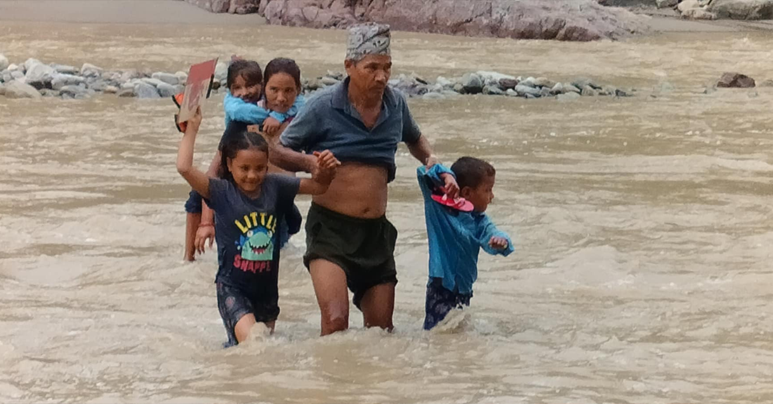 जोखिम मोलेर विद्यालय जान्छन् चुरेका बालबालिका