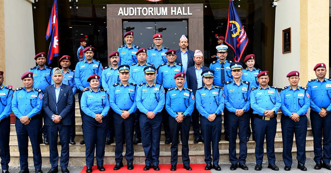 एसएसपीबाट डिआइजीमा पदोन्नति भएका चार प्रहरी अधिकृतलाई दज्र्यानी चिह्न प्रदान