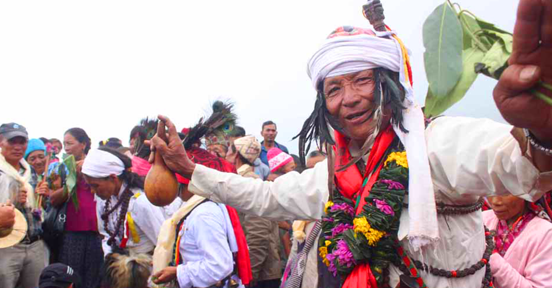 'बाँसको लिङ्गो, केराको खम्बा ! नुहाउन आयौँ देउताको धाममा !! जै हर हर...'