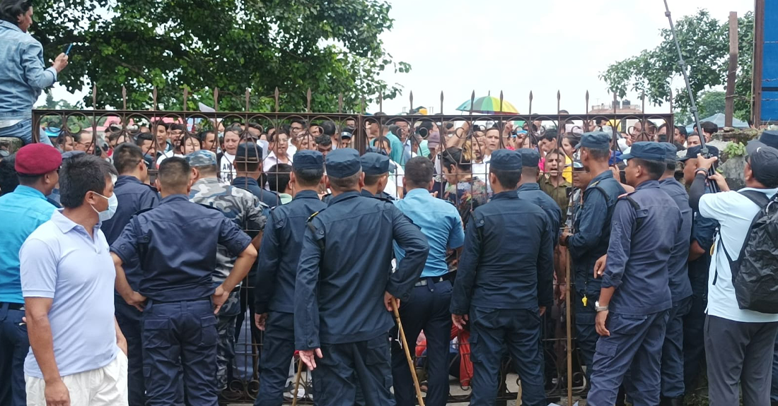 धरानमा खानेपानीको महसुल बढाएको भन्दै स्थानीयले घेरे उपमहानगरपालिका, साम्पाङविरुद्ध नाराबाजी