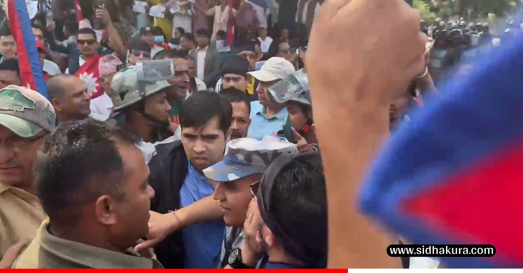 पोखरामा रास्वपा कार्यकर्तालाई जम्मा हुन अवरोध, शहीद चोकमा प्रहरीद्धारा धरपकड प्रयास