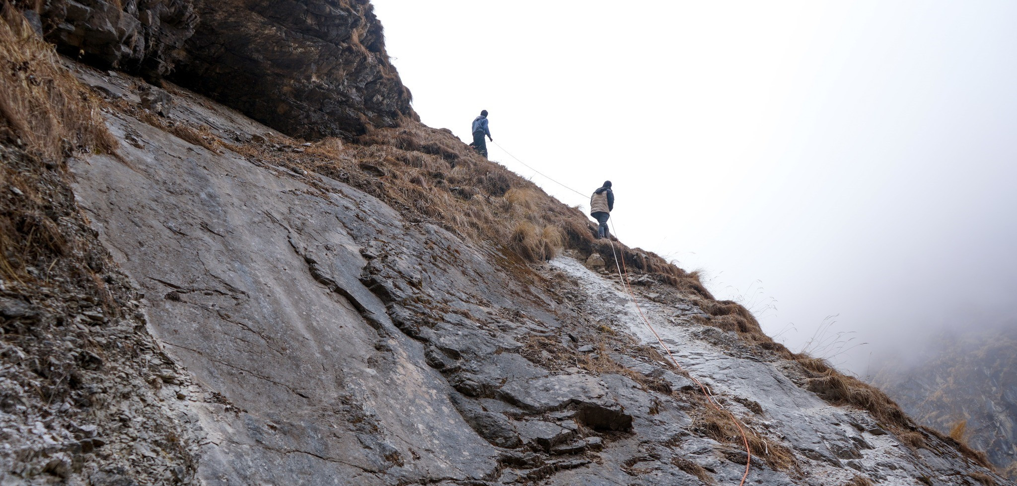 डोरीमा झुण्डीएर जोखिमपूर्ण यात्रा गर्नुपर्ने बाध्यता