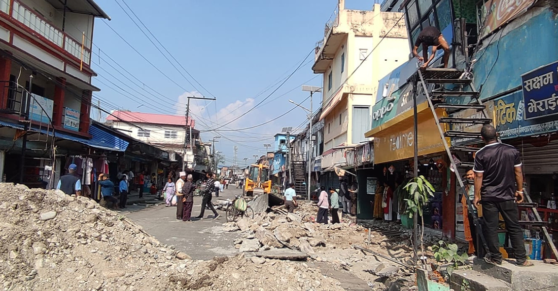 धुलाबारीमा अतिक्रमित संरचना हटाउँदै मेचीनगर