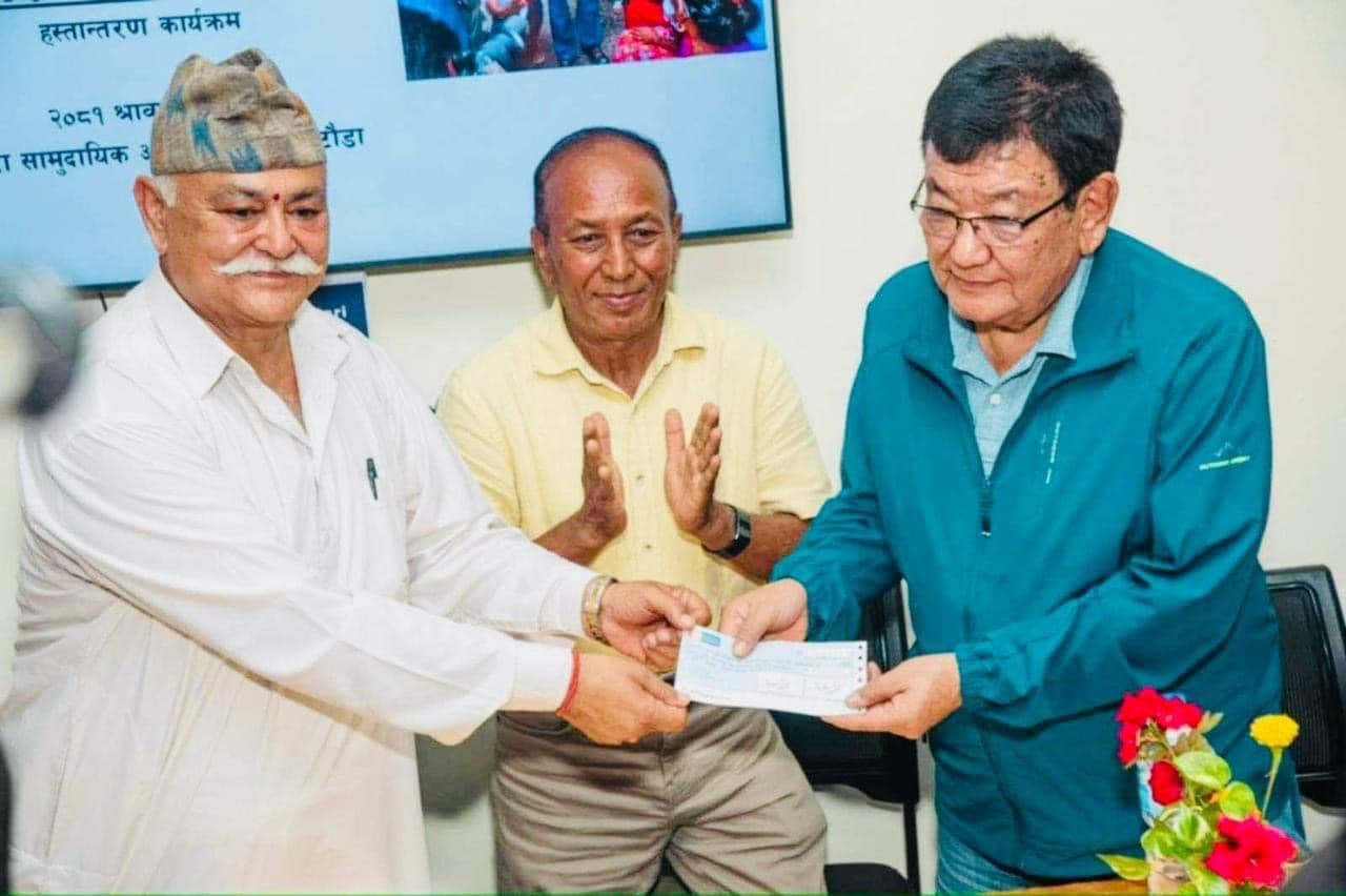 सांसद सिंहले आफ्नो एक वर्षको तलब अस्पतालाई दिए