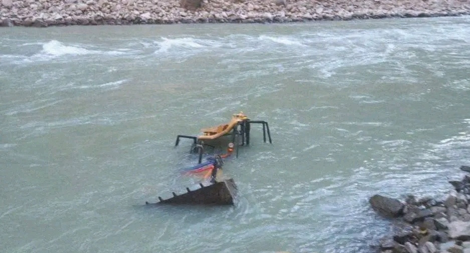 कर्णाली नदीमा डोजर पल्टिँदा एक जना बेपत्ता