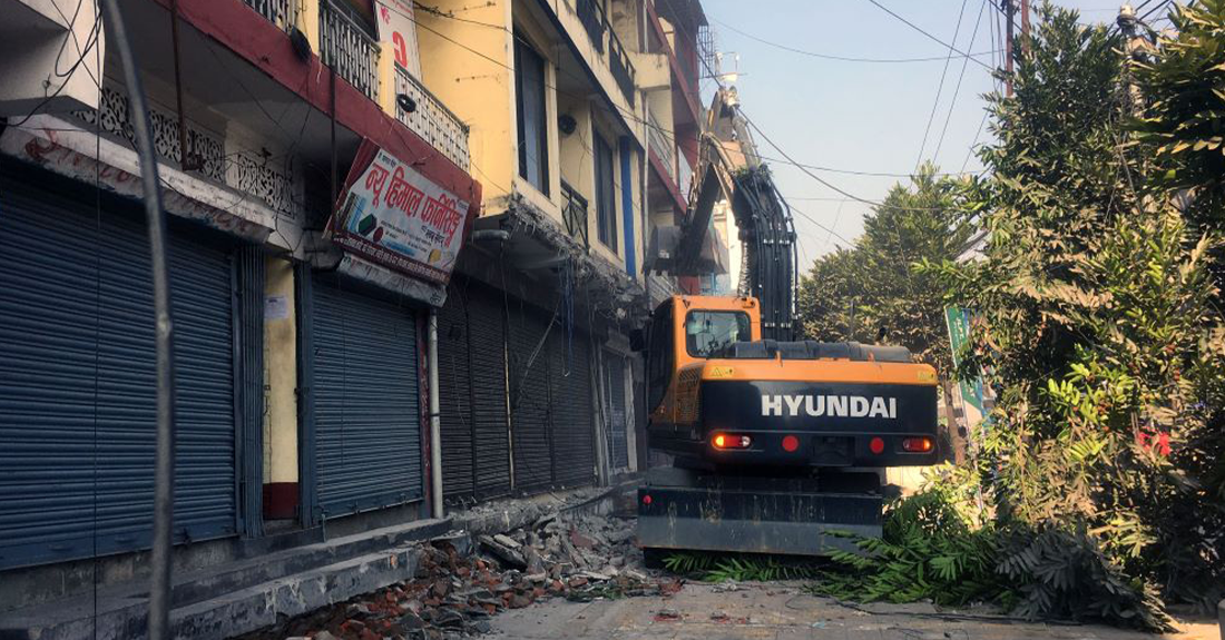 चितवनमा मापदण्डविपरीतका संरचना भत्काइँदै