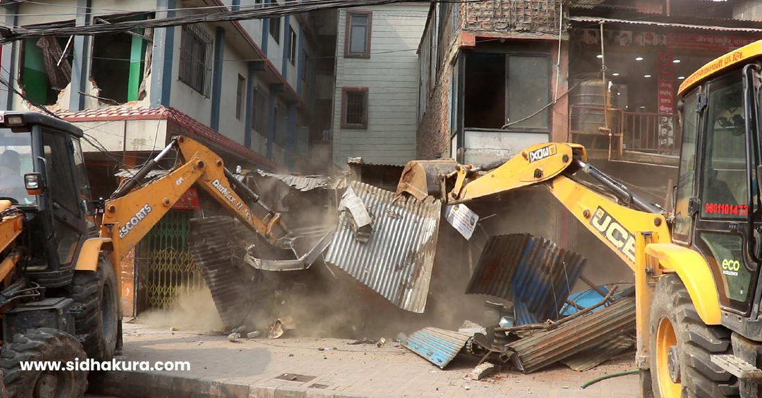 गौशाला चोकका अतिक्रमित संरचना हटाउन नमानेपछि महानगरले चलायो डोजर (भिडियाेसहित)