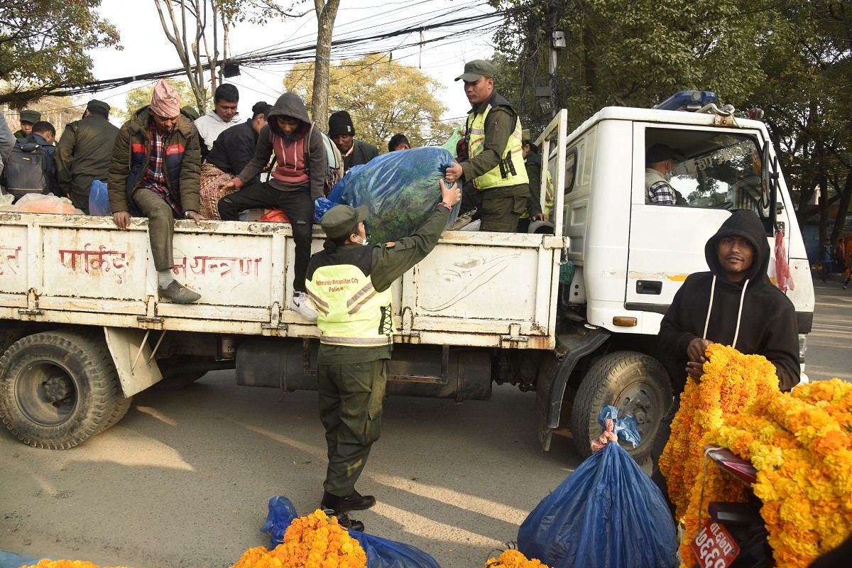 बाटोमा बसेर फूल बेच्नेलाई महानगरले आफ्नै गाडीमा राखेर बिक्री स्थल पुर्‍यायाे