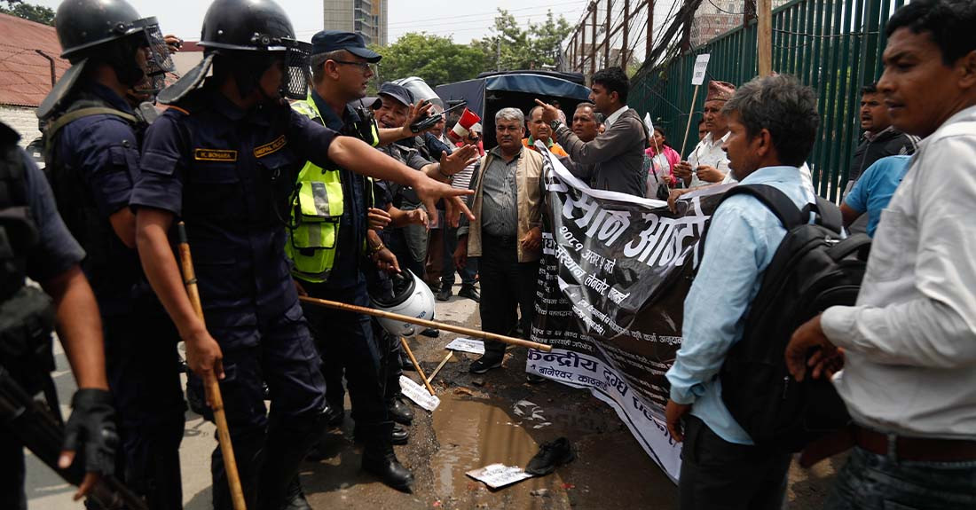 दुग्ध विकास संस्थान घेराउ गर्न पुगेका दुग्ध सहकारी संघका पदाधिकारी तथा कार्यकर्ता (तस्विरहरु)
