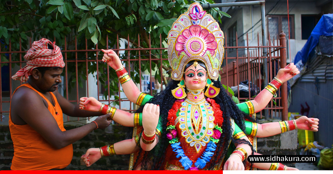 दसैँ नजिकिएसँगै दुर्गाको मूर्ति बनाउन व्यस्त ललितपुरका कालिगढ (तस्विरहरु)