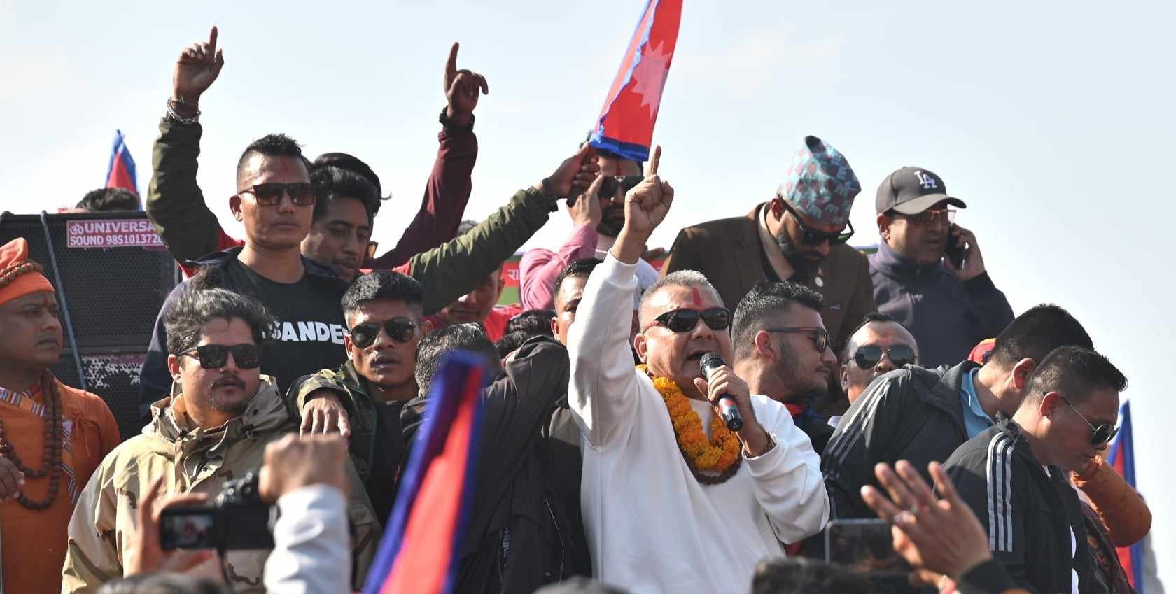 दुर्गा प्रसाईँको आन्दोलनमा ढुंगामुढा गर्नेलाई मुद्दा चलाउने नचलाउने भन्ने विषयमा छलफल गर्दै प्रहरी