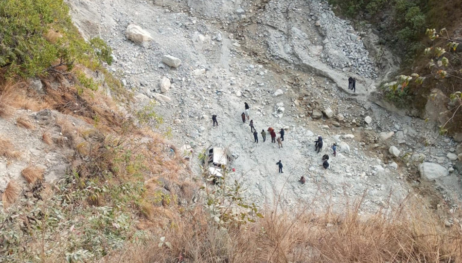 बिरामी बोकेर काठमाडौँतर्फ आउँदै गरेको सुमो ओखलढुङ्गामा दुर्घटना, एकै परिवारका ३ जनाको मृत्यु