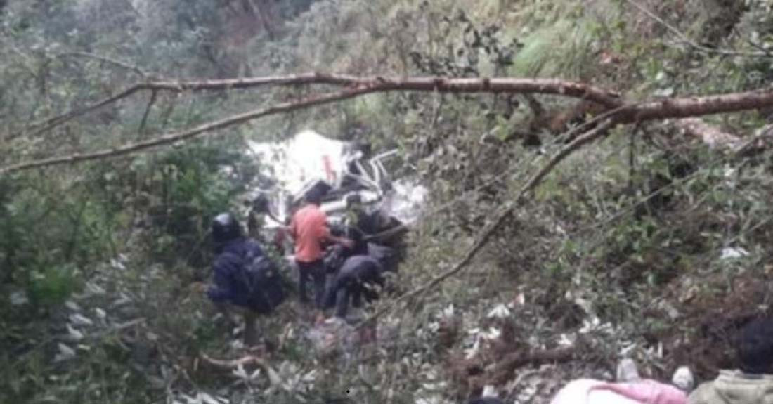सुर्खेत र दैलेखको सिमानामा २९ यात्रु बाेकेकाे फोर्स गाडी दुर्घटना, ४ जनाको मृत्यु