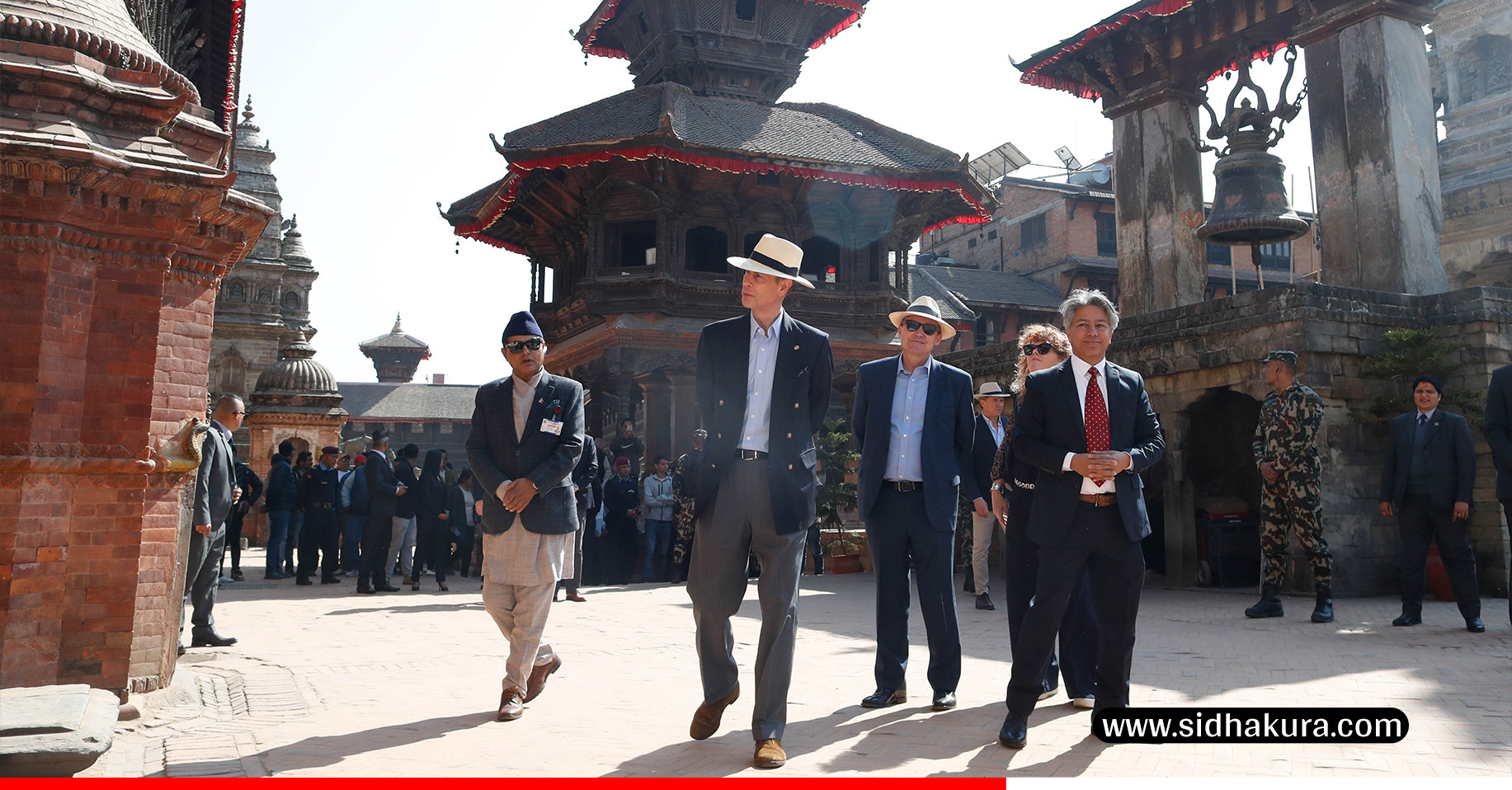 भक्तपुर दरबार क्षेत्रको अवलोकनमा बेलायती राजकुमार एडवार्ड (तस्विरहरु)
