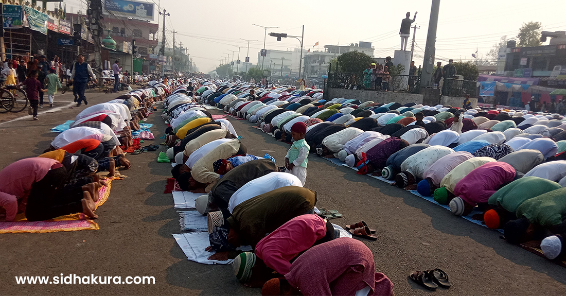 एकापसमा शुभकामना आदानप्रदान गर्दै हिन्दू–मुस्लिम