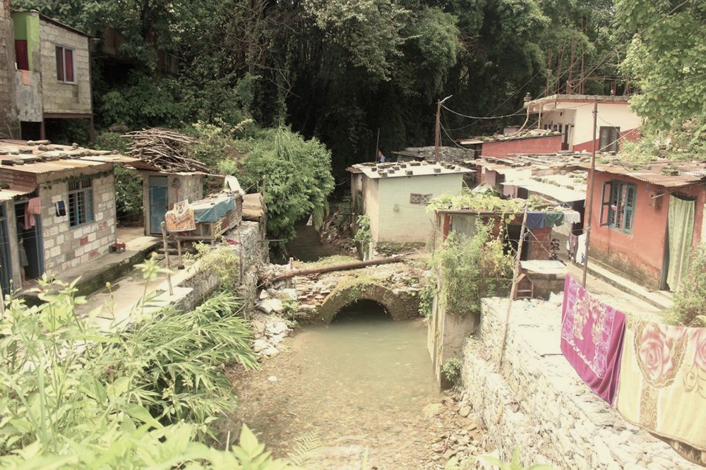 पोखराको फिर्केखोलाका माथि बनेका १ सय  ६० अवैध संरचना हटाउन ३५ दिने सूचना