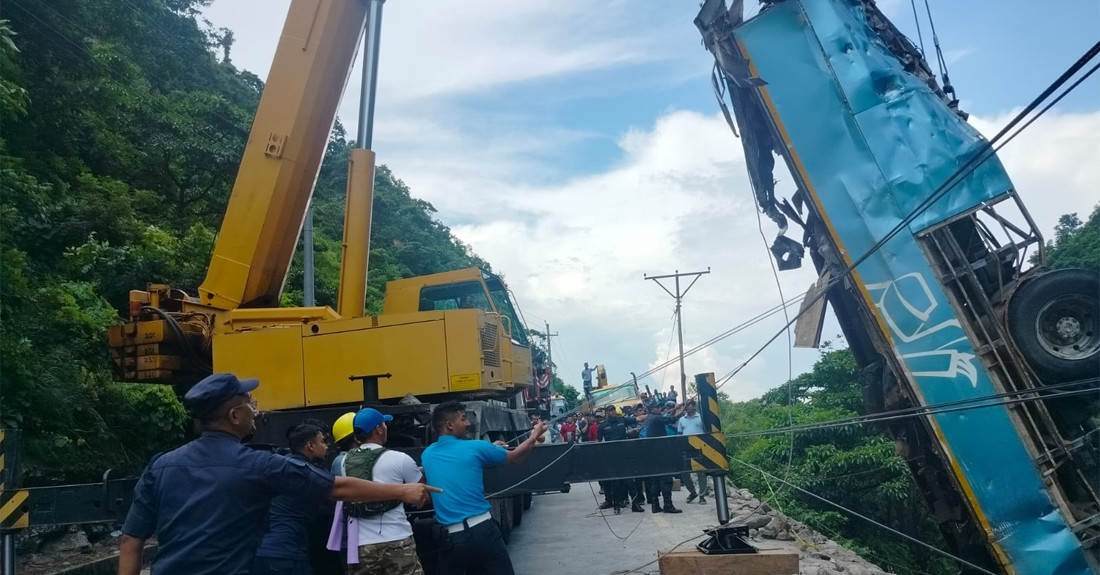 आठ घण्टा सडक बन्द गरेर निकालियो मर्स्याङ्दीमा खसेको भारतीय बस