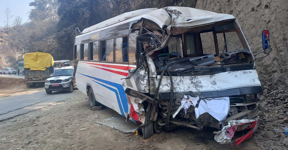 धादिङमा बस र ट्रक ठोक्किँदा २० जनाभन्दा बढी घाइते