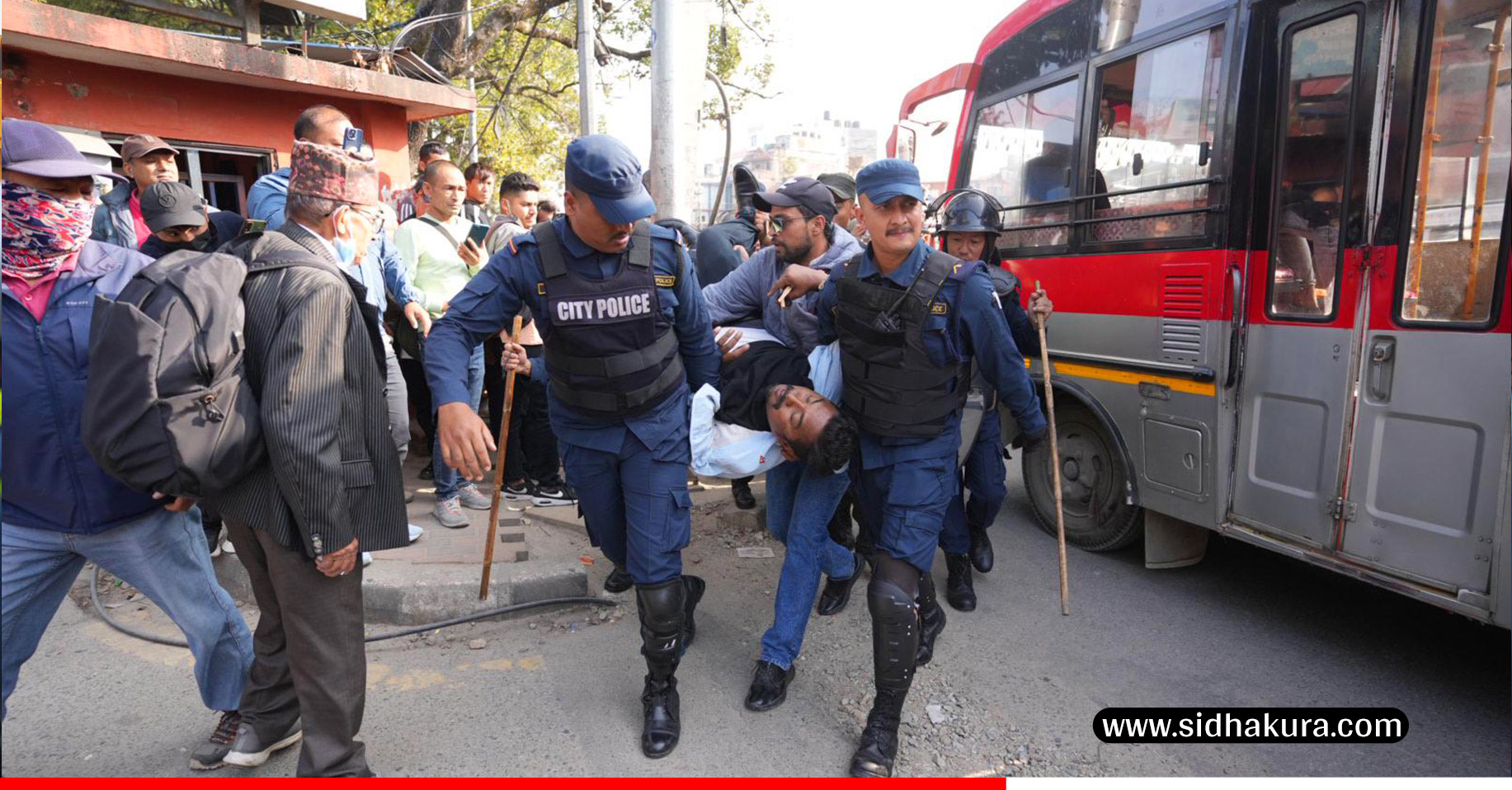 काठमाडौँ महानगरपालिकाको टोलीलाई अवरोध गर्न पुगेका सुमन सायमीसहितको टोली प्रहरी नियन्त्रणमा (भिडियो/तस्विरहरु)